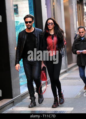 Alex Belli e attrice venezuelano Delia Duran shopping a Milano con: Alex Belli, Delia Duran Dove: Milano, Italia Quando: 19 Feb 2019 Credit: IPA/WENN.com * * disponibile solo per la pubblicazione in UK, USA, Germania, Austria, Svizzera** Foto Stock