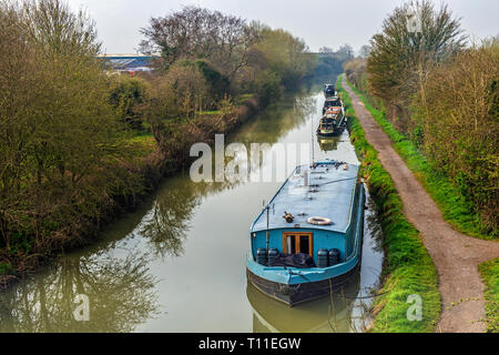 Narrowboats ormeggiata su il Kennet and Avon Canal fuori Hilperton nel Wiltshire Foto Stock