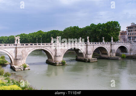 Sant'Angelo ponte, costruito dai Romani Emporer Adriano, è un ponte pedonale. Che attraversano il fiume Tevere, fu costruito nel 134 D.C. con travertino ma Foto Stock