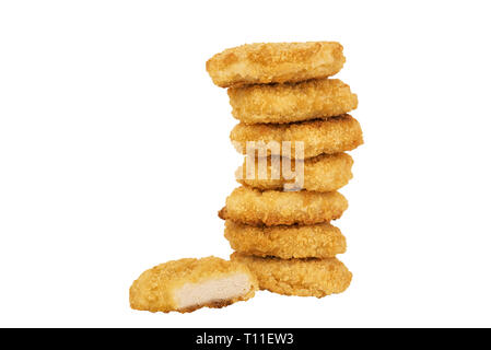 Pila di pepite di pollo isolati su uno sfondo bianco. Copia dello spazio per il testo o l'immagine. Tagliare fuori. Foto Stock