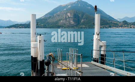 Anlegestelle für Schiffe und Boote, a Varenna, am Comer vedere Foto Stock