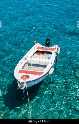 Barca bianca in acque blu cristallo del mare di Marmara beach, vicino Aradena gorge, isola di Creta, Grecia Foto Stock