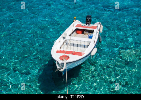 Barca bianca in acque blu cristallo del mare di Marmara beach, vicino Aradena gorge, isola di Creta, Grecia Foto Stock