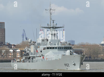 Marina irlandese offshore nave pattuglia le James Joyce P62 visto scendere il fiume Tamigi dopo aver trascorso qualche giorno a Londra Foto Stock