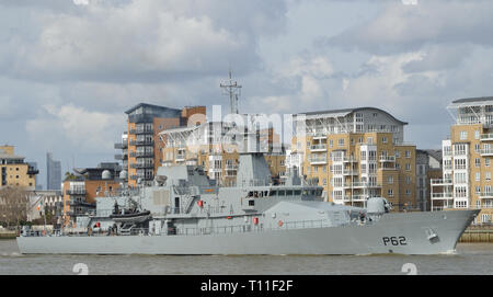 Marina irlandese offshore nave pattuglia le James Joyce P62 visto scendere il fiume Tamigi dopo aver trascorso qualche giorno a Londra Foto Stock