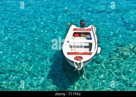 Barca bianca in acque blu cristallo del mare di Marmara beach, vicino Aradena gorge, isola di Creta, Grecia Foto Stock