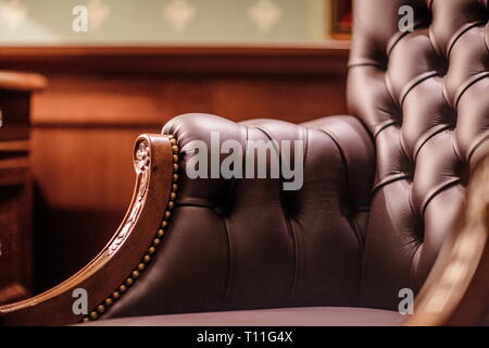 In morbida pelle con poltrona in un lussuoso interno Foto Stock