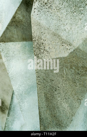 Abstract sullo sfondo di un grintoso muro di pietra con un movimento agevole di moderni angoli geometrici Foto Stock