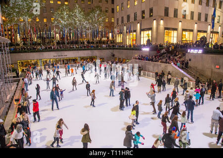 Pattinaggio sul ghiaccio al Rockefeller Center di New York Foto Stock