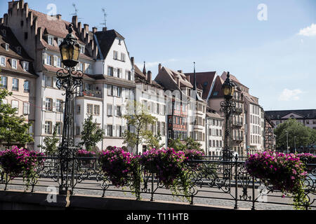 Strasburgo (Francia nord-orientale): case tradizionali lungo la banchina "quai des Bateliers' nel centro della citta'.Caption locale *** Foto Stock