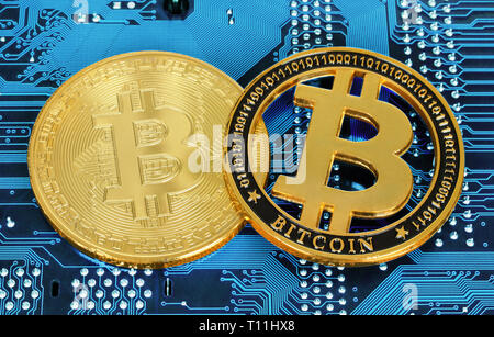 Bitcoin cryptocurrency monete sul circuito stampato sullo sfondo di close-up Foto Stock