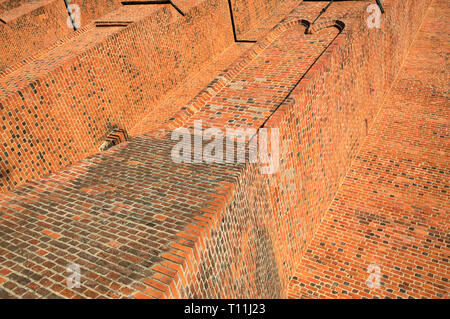 Mattoni, rosso gotico parete medievale, Cattedrale di Gniezno, Polonia. Vista della facciata, dettaglio. Foto Stock