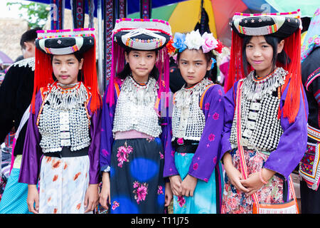 Lisu hill-tribe preteen girl indossa tradizionali costumi tribali con nero Lisu circolare copricapo. Foto Stock