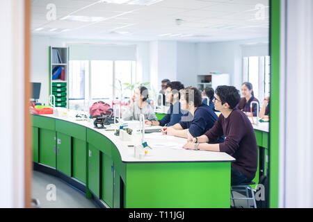 Un'aula piena di studenti internazionali durante una lezione di scienze Foto Stock