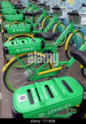 Lime e assistita batteria biciclette a noleggio, Londra Foto Stock