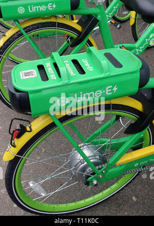 Lime e assistita batteria biciclette a noleggio, Londra Foto Stock