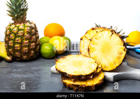 Fette di ananas per la realizzazione di un frullato di frutta Foto Stock