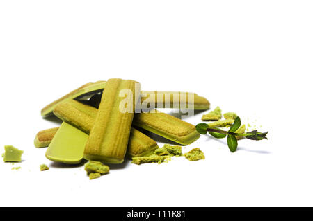 Tè verde Matcha biscotti aromatizzati isolato su bianco Foto Stock