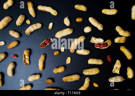 Arachidi tostate in un guscio piatto vista laici Foto Stock