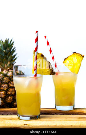 Rinfrescante succo di ananas in un vetro decorate Foto Stock