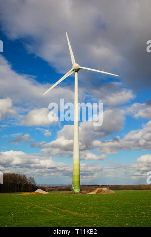 Ense, Renania settentrionale-Vestfalia, Germania - Mulini a vento contro un cielo blu con nuvole. Ense, Nordrhein-Westfalen, Deutschland - vor Windraeder blauem Himme Foto Stock