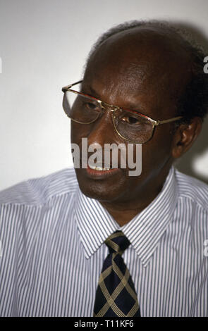 Il 27 ottobre 1993 generale Mohamed Farah Aidid dando una improvvisata conferenza stampa per i media internazionali a Mogadiscio, in Somalia. Foto Stock