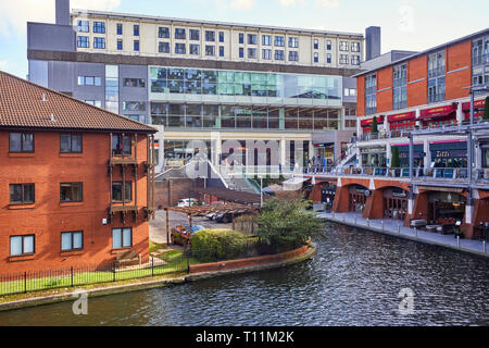 La Mailbox e BBC Birminham sul Birmingham & Worcester canal nel centro della città di Birmingham Foto Stock