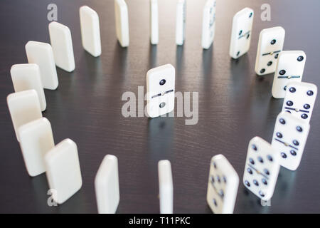 Il concetto di Leadership con domino piastrelle in cerchio Foto Stock