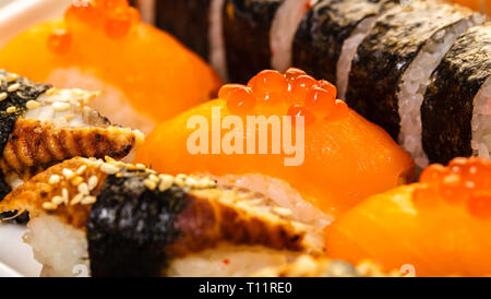 Sfondo di cibo, Sushi set closeup cucina asiatica Foto Stock
