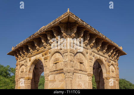 Champaner , Pavagadh , Gujarat , India-December 07, 2014-una vista del cenotafio in prossimità di Nagina Masjid Foto Stock