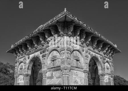 Champaner , Pavagadh , Gujarat , India-December 07, 2014-una vista del cenotafio in prossimità di Nagina Masjid Foto Stock