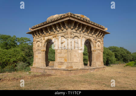 Champaner , Pavagadh , Gujarat , India-December 07, 2014-una vista del cenotafio in prossimità di Nagina Masjid Foto Stock