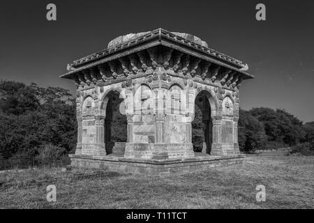 Champaner , Pavagadh , Gujarat , India-December 07, 2014-una vista del cenotafio in prossimità di Nagina Masjid Foto Stock