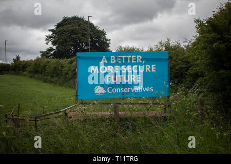 Soggetto ad atti vandalici conservatore manifesti elettorali in Cumbria. Graffiti disegnati sui segni a Penrith e la circoscrizione di confine. Foto Stock