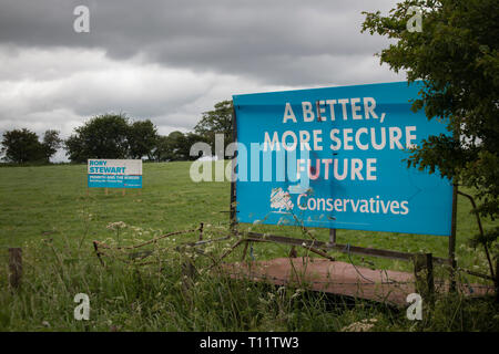 Soggetto ad atti vandalici conservatore manifesti elettorali in Cumbria. Graffiti disegnati sui segni a Penrith e la circoscrizione di confine. Foto Stock