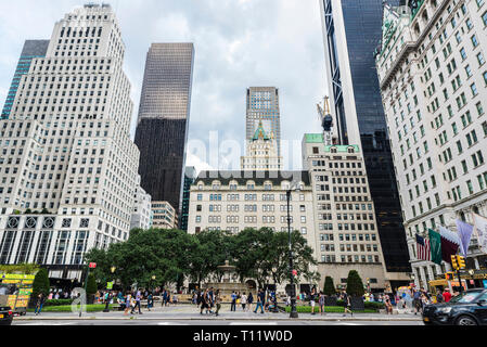 La città di New York, Stati Uniti d'America - 28 Luglio 2018: Plaza hotel e grattacieli in Quinta Avenue (5th Avenue) accanto al Grand Army Plaza con le persone intorno a Manhattan, Foto Stock