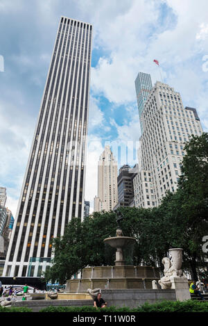 La città di New York, Stati Uniti d'America - 28 Luglio 2018: la facciata della General Motors Building e altri grattacieli di Fifth Avenue (5th Avenue) accanto al Grand Army Plaza Foto Stock