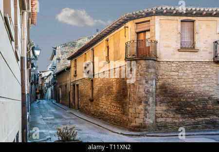 Strada tradizionale con le sue case di pietra nella città medievale di Olite. Navarra Spagna Foto Stock