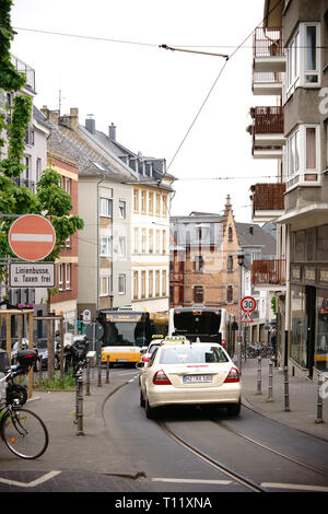 Mainz, Germania - 20 Aprile 2017: traffico stradale con i taxi e gli autobus in Gau-street on April 20, 2017 in Mainz. Foto Stock