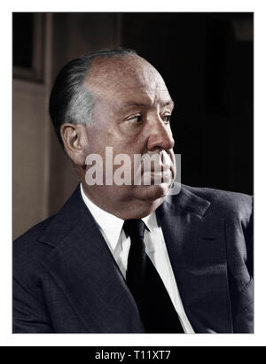 Sir Alfred Joseph Hitchcock KBE (13 agosto 1899 ñ 29 aprile 1980) era un inglese un film del regista e produttore, ampiamente considerato come uno dei più influenti registi della storia del cinema. Conosciuto come "il Maestro di suspense', ha diretto più di 50 lungometraggi[a] in una carriera durata sei decenni, diventando come ben noto come uno qualsiasi dei suoi attori grazie alle sue numerose interviste, i suoi ruoli cammeo in la maggior parte dei suoi film e il suo hosting e la produzione della televisione antologia Alfred Hitchcock Presents (1955 ñ1965). Credito: Hollywood Archivio foto / MediaPunch Foto Stock