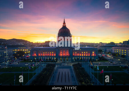La città di San Francisco Hall al tramonto con le luci della città Foto Stock