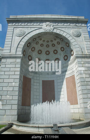 Arlington Virginia, Stati Uniti d'America, 20 aprile 2012, il Cimitero Nazionale di Arlington, nella contea di Arlington, Virginia, direttamente attraverso il fiume Potomac da il Lincoln Memorial, è un Stati Uniti cimitero militare sotto il cui 624 acri sono state previste vittime, e veterani del defunto, della nazione inizio conflitti con la Guerra Civile Americana, nonché reinterred morto da guerre precedenti. È stato stabilito durante la Guerra Civile per motivi di Arlington casa, che era stata la fattoria della famiglia dei Confederati generale Robert E. Lee la moglie Maria Anna (Custis) Lee (un pronipote di Martha Foto Stock