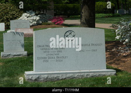 Arlington Virginia, Stati Uniti d'America, 20 aprile 2012, il Cimitero Nazionale di Arlington, nella contea di Arlington, Virginia, direttamente attraverso il fiume Potomac da il Lincoln Memorial, è un Stati Uniti cimitero militare sotto il cui 624 acri sono state previste vittime, e veterani del defunto, della nazione inizio conflitti con la Guerra Civile Americana, nonché reinterred morto da guerre precedenti. È stato stabilito durante la Guerra Civile per motivi di Arlington casa, che era stata la fattoria della famiglia dei Confederati generale Robert E. Lee la moglie Maria Anna (Custis) Lee (un pronipote di Martha Foto Stock