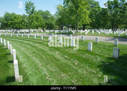 Arlington Virginia, Stati Uniti d'America, 20 aprile 2012 i soldati confederati gravesites situato in Al Cimitero Nazionale di Arlington, Stati Uniti cimitero militare sotto il cui 624 acri sono state previste vittime, e veterani del defunto, della nazione inizio conflitti con la Guerra Civile Americana, nonché reinterred morto da guerre precedenti. È stato stabilito durante la Guerra Civile per motivi di Arlington casa, che era stata la fattoria della famiglia dei Confederati generale Robert E. Lee la moglie Maria Anna (Custis) Lee (un pronipote di Martha Washington). Credito: Mark Reinstein/MediaPunch Foto Stock