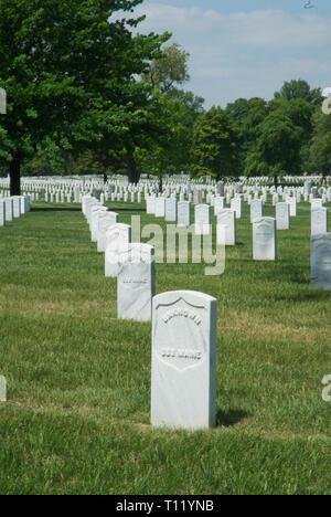 Arlington Virginia, Stati Uniti d'America, 20 aprile 2012, il Cimitero Nazionale di Arlington, nella contea di Arlington, Virginia, direttamente attraverso il fiume Potomac da il Lincoln Memorial, è un Stati Uniti cimitero militare sotto il cui 624 acri sono state previste vittime, e veterani del defunto, della nazione inizio conflitti con la Guerra Civile Americana, nonché reinterred morto da guerre precedenti. È stato stabilito durante la Guerra Civile per motivi di Arlington casa, che era stata la fattoria della famiglia dei Confederati generale Robert E. Lee la moglie Maria Anna (Custis) Lee (un pronipote di Martha Foto Stock