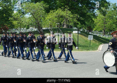 Arlington Virginia, Stati Uniti d'America, 20 aprile 2012, il Cimitero Nazionale di Arlington, nella contea di Arlington, Virginia, direttamente attraverso il fiume Potomac da il Lincoln Memorial, è un Stati Uniti cimitero militare sotto il cui 624 acri sono state previste vittime, e veterani del defunto, della nazione inizio conflitti con la Guerra Civile Americana, nonché reinterred morto da guerre precedenti. È stato stabilito durante la Guerra Civile per motivi di Arlington casa, che era stata la fattoria della famiglia dei Confederati generale Robert E. Lee la moglie Maria Anna (Custis) Lee (un pronipote di Martha Foto Stock
