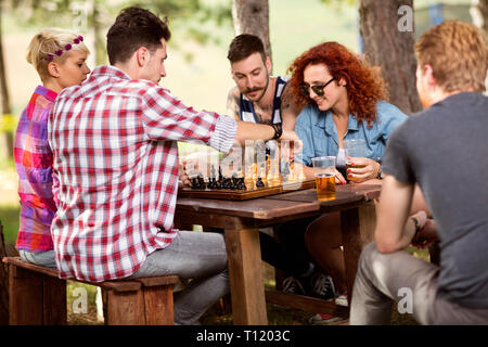 Gioco di scacchi in corso nella natura Foto Stock