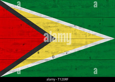 Guyana bandiera dipinta sul vecchio asse di legno. Sfondo patriottico. Bandiera Nazionale della Guyana Foto Stock