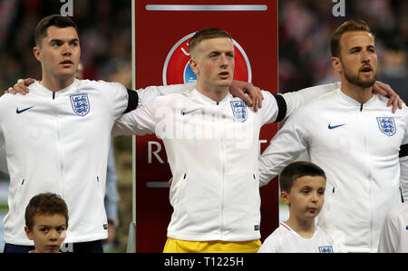 L'Inghilterra del Michael Keane (sinistra), Giordania Pickford (centro) e Harry Kane line up per l'inno nazionale durante UEFA EURO 2020 qualifica, gruppo una partita allo stadio di Wembley, Londra. Foto Stock