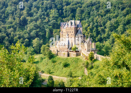 Vista panoramica della illesi medievale Castello Eltz su una roccia in una valle circondata da una riserva naturale bosco, Renania-Palatinato, Germania Foto Stock